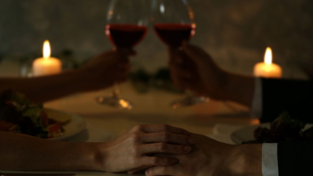 Pareja reconectando en terapia de pareja en Cali.